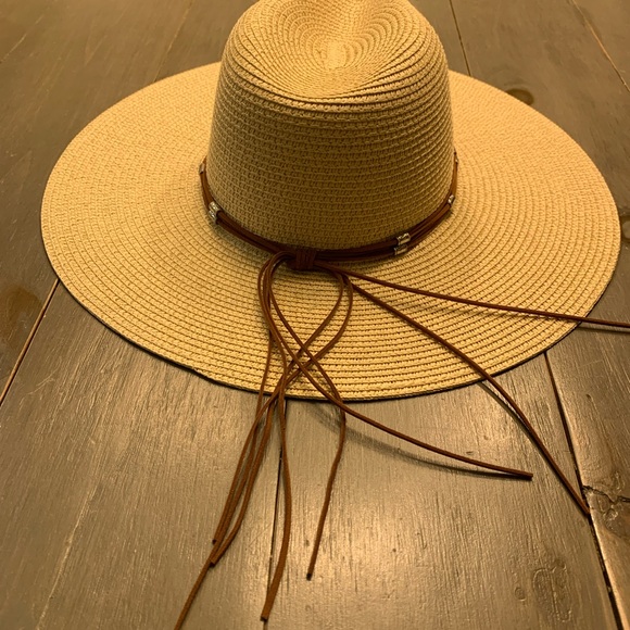 Large brim straw hat - Picture 2 of 4
